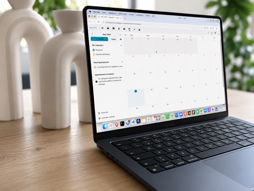 Notebook mit Open-Source-Anwendungen wie Nextcloud und Paperless